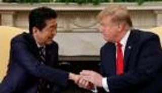 ترامب يشيد بـ"صديقه" رئيس الوزراء الياباني