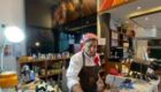 "إسكافي" سعودية.. حاصلة على ماجستير من أمريكا 