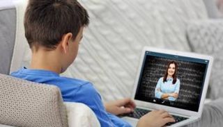 طالب يتلقى تعليمه عن بعد- أرشيفية