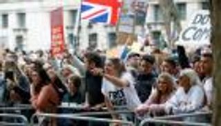 شيزوفرنيا كورونا في أوروبا.. إصابات بالآلاف واحتجاجات ضد التدابير