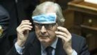 رئيس بلدة إيطالية يمنع ارتداء الكمامة: "لسنا لصوصا"