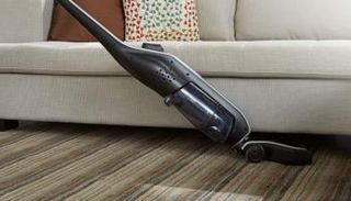 المكانس اللاسلكية.. أداة مريحة وسهلة لتنظيف المنزل