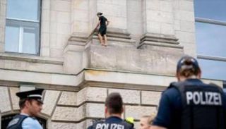 شاب يتسلق مبنى البرلمان الألماني