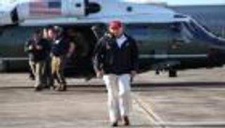 ترامب يلملم آثار "الإعصار" و"العنصرية" في جولة بالولايات المنكوبة