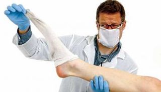 ينصح بشم القدمين باستمرار لمراقبة أي تغييرات في رائحة العرق