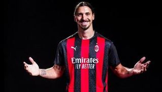 زلاتان إبراهيموفيتش مهاجم ميلان المخضرم