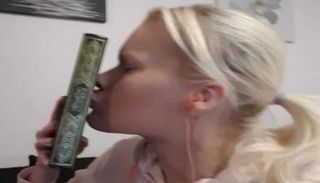 الفتاة السويدية تقبل المصحف