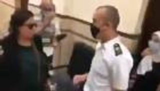 مصرية تعتدي على ضابط شرطة وتمزّق رتبته.. والفيديو يشعل السوشيال ميديا