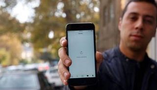 إيراني يعرض عدم قدرة هاتفه على تحميل تطبيقات التواصل الاجتماعي