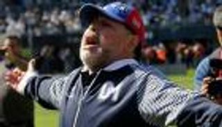 صورة.. مارادونا يتحدى كورونا بـ"نيولوك" من أجل "الذئاب"