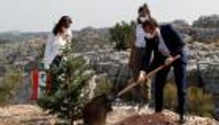 فيروز وشجرة أرز.. ماكرون يعزف على رموز لبنان بزيارة "الفرصة الأخيرة"