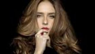 نيللي كريم تسرق "بروش" الإعلامية منى الشاذلي