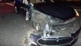 تسلا ذاتية القيادة تطيح بسيارة شرطة.. السائق كان يشاهد فيلما