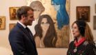 دون إذن.. امرأة كرواتية تقتحم لقاء فيروز وماكرون