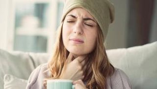 المصاب بالتهاب الحلق يعاني من الشعور بالألم عند التحدث والبلع