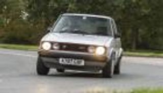 سيارات أنقذت شركاتها من الإفلاس.. جولف 1 وبيجو الأشهر