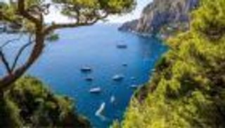 10 أيام في عطلة فاخرة.. دبلوماسي مزيف يخدع بلدة كاملة