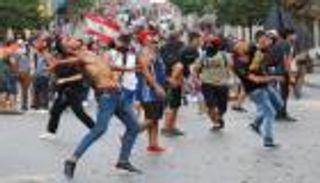 "غضب لبنان الكبير".. مواجهات وغاز ومحاولة لاقتحام البرلمان 