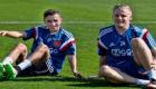 بعد انتقاله لمانشستر يونايتد.. فان دي بيك يفاجئ المغربي نوري