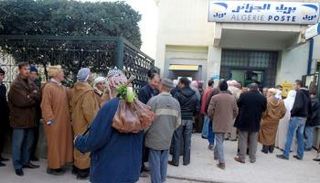 طوابير طويلة أمام المصارف بالجزائر بسبب نقص السيولة 