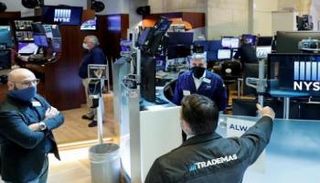  متعاملون أثناء التداول في بورصة نيويورك - رويترز 