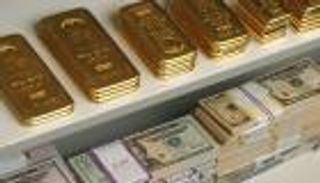 حال السوق.. هبوط الذهب وارتفاع الدولار والنفط والأسهم