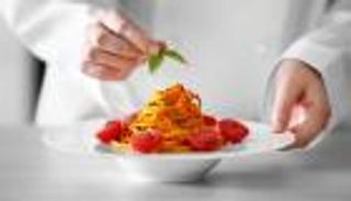 شيف يحبس 300 نزيل 14 يوما في فندق بالأردن.. ما القصة؟