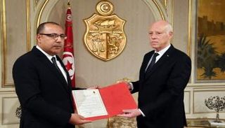 قيس سعيد وهشام المشيشي خلال لقاء سابق 