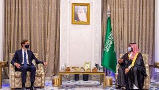 جانب من لقاء ولي العهد السعودي وكبير مستشاري الرئيس الأمريكي 