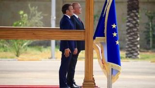 الرئيسان العراقي والفرنسي في مطار بغداد