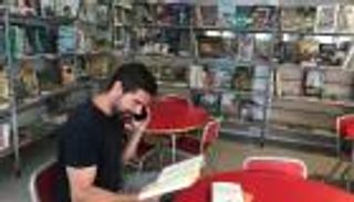 القراءة للمسنين هاتفيا.. مبادرة لعلاج الشعور بالوحدة في زمن كورونا