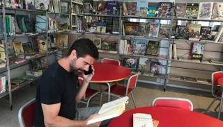 خوان سوبرينو أثناء قراءته لأحد المسنين عبر الهاتف