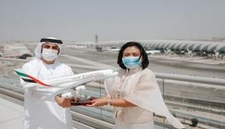 الرئيس التنفيذي للعمليات التجارية في طيران الإمارات مع السفيرة الفلبينية