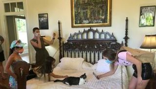 سياح يلتقطون صورة لقط بـ 6 أصابع في منزل إرنست هيمنجواي- أ ف ب