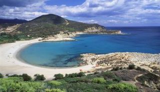 جانب من شواطئ سردينيا الخلابة