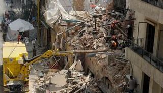 تواصل عمليات رفع الأنقاض في بيروت