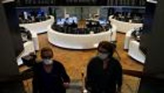 صدمة أسهم في أوروبا تنعش الدولار الأمريكي