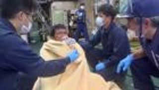 وفاة أحد أفراد طاقم سفينة انقلبت قبالة اليابان.. وفقدان العشرات