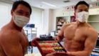 مطعم يستعين بمفتولي العضلات العراة لمواجهة كورونا