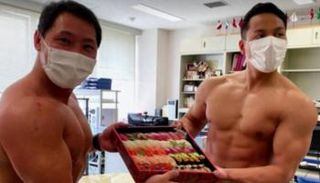 عاملان بخدمة التوصيل 