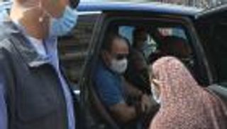 السيسي في موقف إنساني مع عجوز بالشارع: "عنينا ليكي"