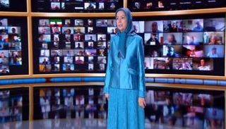 زعيمة المعارضة الإيرانية خلال كلمتها في مؤتمر سابق 