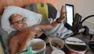 بعد رفض ماكرون.. "فيسبوك" تمنع فرنسيا من بث انتحاره على الهواء