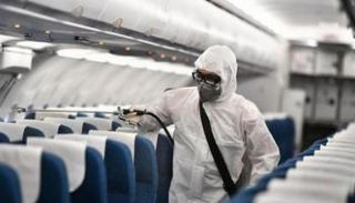 تعقيم إحدى الطائرات