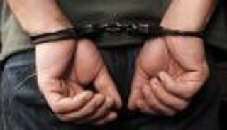 "العلاج بالأحضان".. الشرطة المصرية تضبط طبيبا نفسيا يتحرش بالمريضات