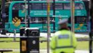 الشرطة البريطانية تكشف حقيقة المادة "المريبة" بإحدى الحافلات