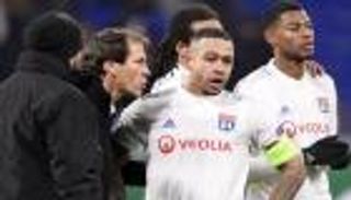 مستشهدا بميسي.. مدرب ليون يسخر من عرض برشلونة لديباي