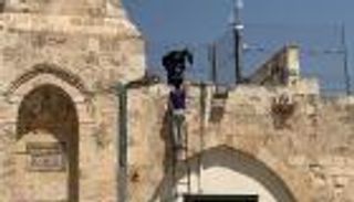 الاحتلال يثبت مكبرات صوت على أسوار الأقصى.. والسبب غامض