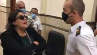 الضابط والسيدة داخل المحكمة في أثناء الواقعة