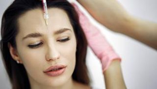 طبيب بريطاني يبتكر طريقة جديدة لإزالة التجاعيد